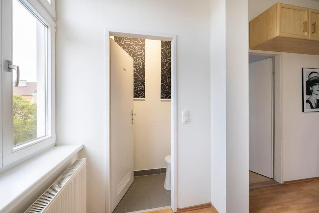 Beautiful 1 Bedroom Apartment Near Schoenbrunn Wenen Buitenkant foto